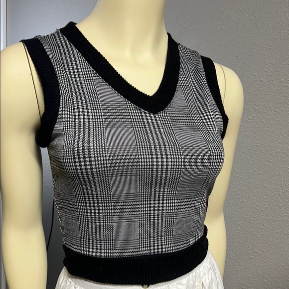 Stylish Black and Gray Plaid Tank Top with V-Neckline - Picture 4 of 4